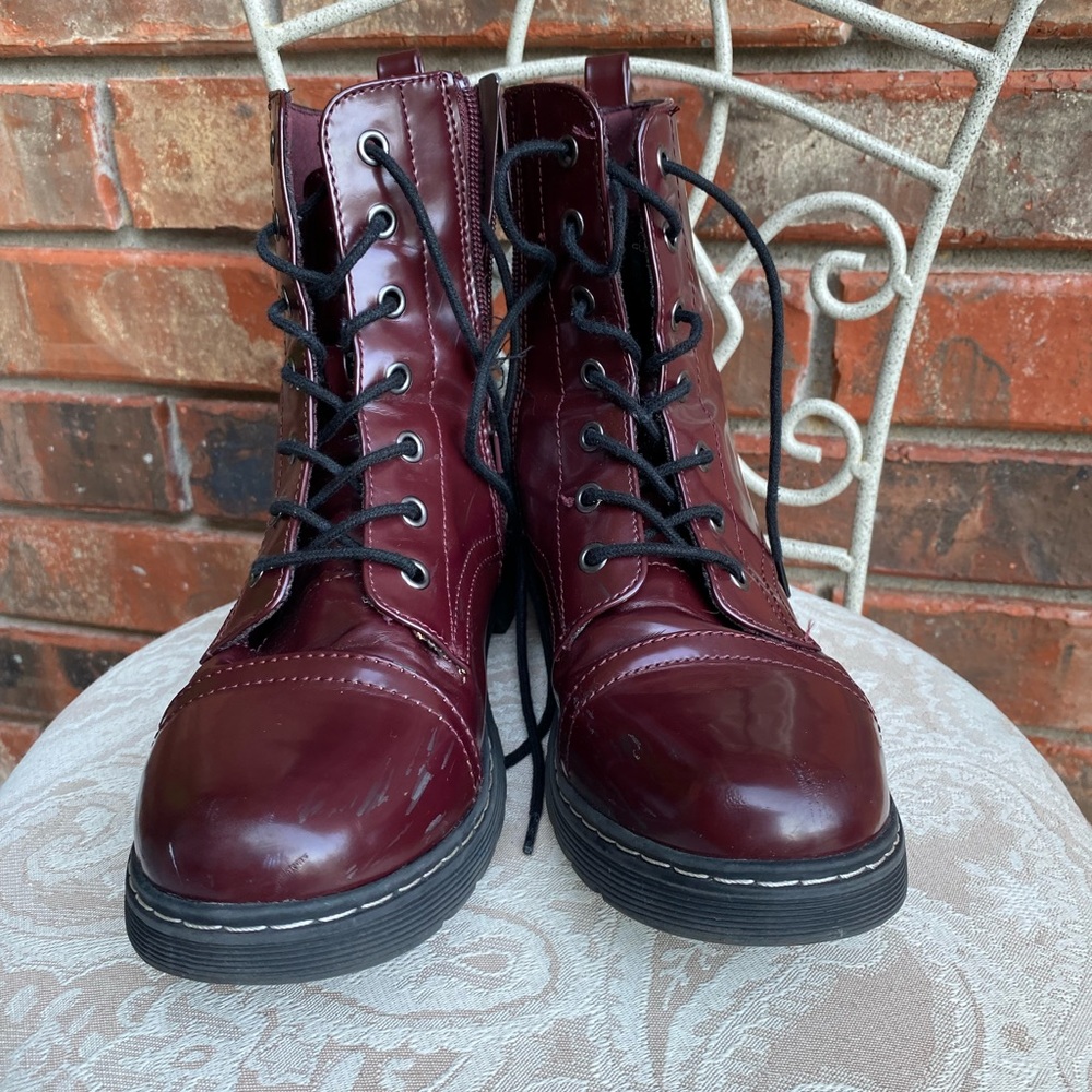 Arizona lace up boots size 7.5
